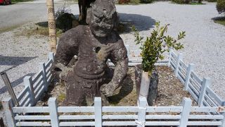 ユーモラスな仁王像がお出迎え