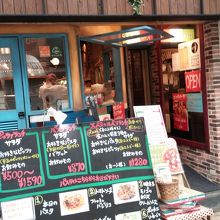 入り口前の写真