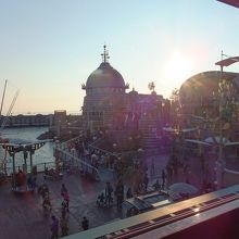 行列の長さと入口の待ち時間表示を参考にしましょう。