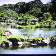 都心の臨海部にあって、江戸時代から続く、回遊式の泉水庭園です、その景色には時間を忘れるほどです。