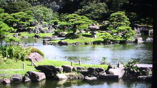 都心の臨海部にあって、江戸時代から続く、回遊式の泉水庭園です、その景色には時間を忘れるほどです。