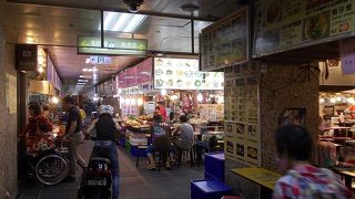士林夜市のフードコート
