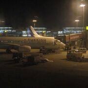 成田（ＮＲＴ）からブルガリアのソフイァ（ＳＯＦ）への乗り継ぎで利用しました。乗り継ぎ時は深夜（早朝）でしたが、２４時間空港なので問題なかったです。帰りもルーマニアのブカレスト（ＯＴＰ）からの乗り継ぎで再び利用しました。