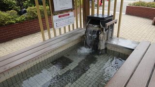 市電を見ながら足湯に入れる