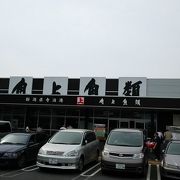 店内は沢山の種類の魚が並び、どれも新鮮で美味しそうです