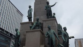 鹿児島中央駅前にあって、どかんとデカイので目立ちます。薩摩藩英国留学生19名のうち薩摩藩出身の17名の銅像