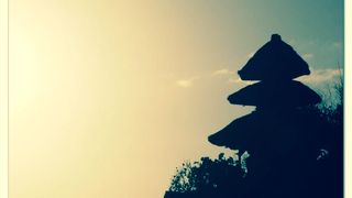 断壁の上に立つ寺院が素晴らしい。