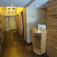 フロントは2階なので、1階にはエレベーターがあるだけです