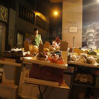 お向かいの露店。左上の蝶の絵の下にホテル入口があります