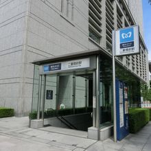 出口はほぼ全て日比谷通り沿いです