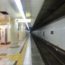 午後1時過ぎに誰も居ない駅のホーム