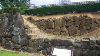 ２種類の石垣を見比べられる