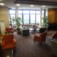 ロビー。この窓の外がヤントラ川の削った谷。眺め抜群。