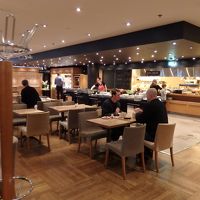 朝食のレストランもシンプルな雰囲気です。