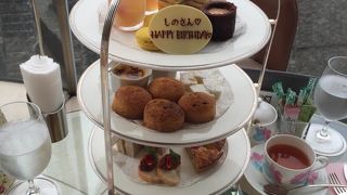 下からゆったり東京タワーを眺めながら