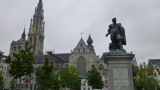 `ルーベンスの銅像`と`大聖堂`が一緒。