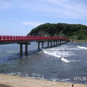 赤い綺麗な橋の雄島の中にあります