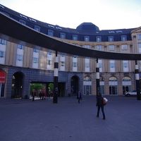 中央駅出口からヒルトンホテル方向