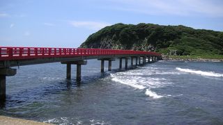赤い綺麗な橋の雄島の中にあります