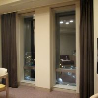 小さな窓で残念ではありますが、正面は横須賀港です 