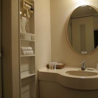 バスルームには独立した洗面台があります 