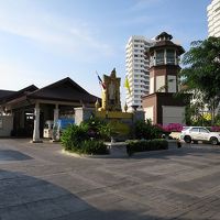 パタヤの繁華街から丘を越えて到着です 