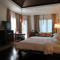 テレビは40型、左奥のドアの向こうは大型のバルコニーです 