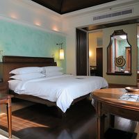 奥に見えるバスルーム、その洗面台は背中合わせのダブルシンク