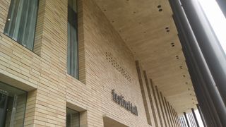 ホールの他にも飲食店やお店あり