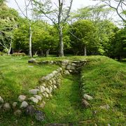 石積みされた排水溝や井戸跡がしっかり残っています