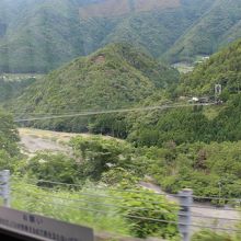 ここで休憩と知らずにあわてて吊橋を撮影、少々判りにくいが