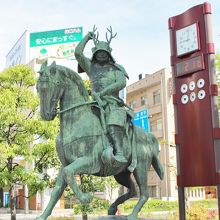 駅前に凛々しく立つ真田幸村像