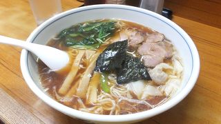 昔懐かしい感じのしょうゆラーメン。ワンタンはプリップリです。