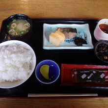 朝食はこんな感じでした(コーヒーは1杯だけ無料）