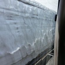 バス車窓から見る　雪の壁