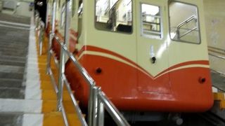 かなり急勾配のケーブルカーです