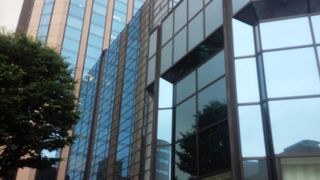 巨大な複合ビル