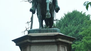 小松宮彰仁親王像の正面から撮影