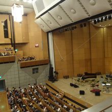 規模は中くらいで音響の良さも中くらい