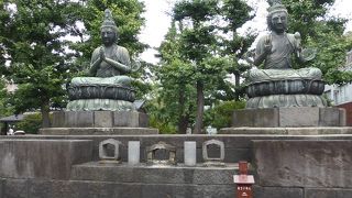 濡れ仏とも呼ばれる。