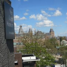 左手が建物。奥には国立美術館が見えます。