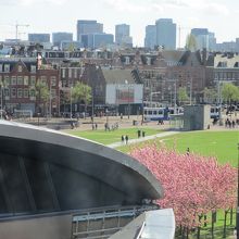 新館の一部とミュージアム広場