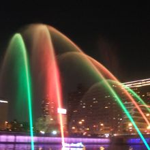 きらめく噴水のクリスマスショータイム