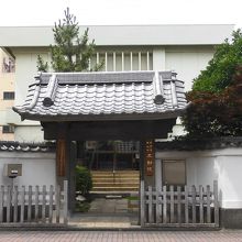 本堂は2階建てのビル。