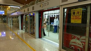 サテライトから本館への移動に使います