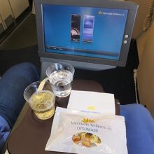 往路：スパークリングワインとおつまみ