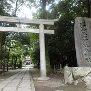 半町、桜、新稲の旧三村からの参道を有する延喜式内神社