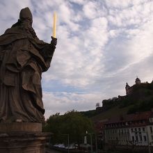 12人の使徒の像と、遠くに見えるマリエンベルク要塞