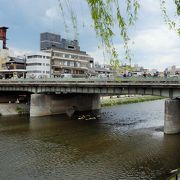 賑やかな橋