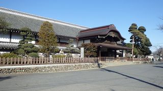 天守ではなく御殿。建物と庭だけであれば外からも見学できます。